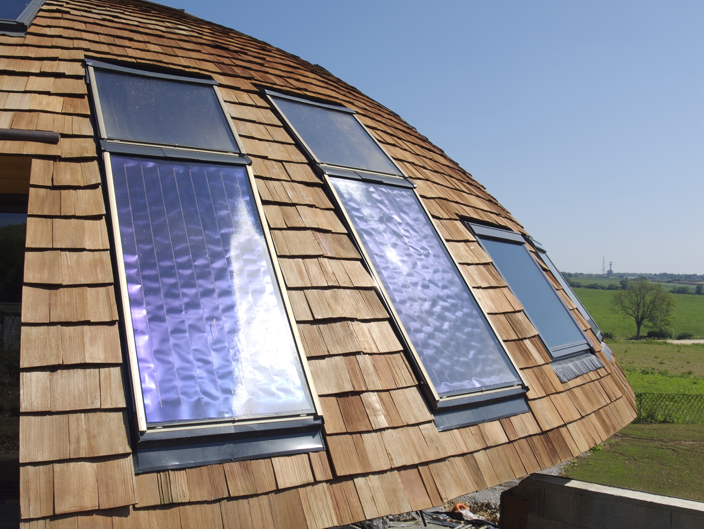 На какую сторону солнечные окна. Солнечные панели ЭКОДОМ. ЭКОДОМ С солнечными батареями. Вращающийся дом Domespace. Купольный дом окна.
